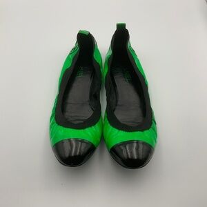 CHANEL LOGO PATENT LEATHER BALLET FLATS